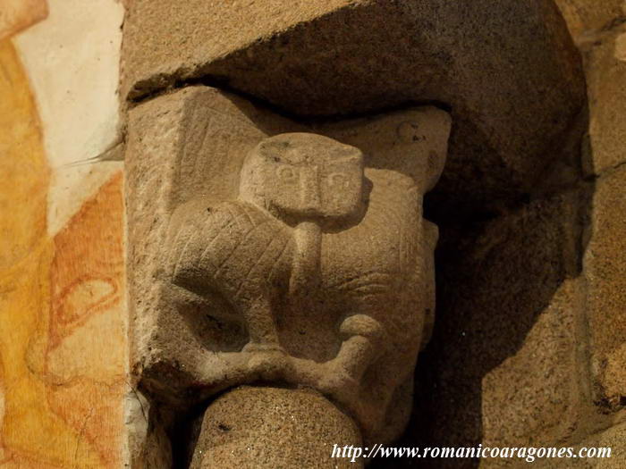 VENTANAL DEL ÁBSIDE CENTRAL: CAPITEL IZQUIERDO